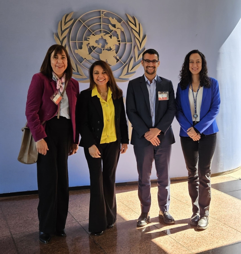 En la imagen, de izquierda a derecha: Cecilia Jiménez Oyarzún, directora de la Dirección de Control y Gobierno Abierto de la Municipalidad de Peñalolén; Alejandra Naser, especialista del Área de Gestión Pública y Gobierno Abierto de la CEPAL; Miguel Concha, alcalde de Peñalolén; y María José Beck, profesional del equipo de Gobierno Abierto de la CEPAL. Las cuatro personas se encuentran de pie, sonrientes, frente al emblema de las Naciones Unidas, al interior del edificio principal de la CEPAL en Santiago de Chile. La imagen fue tomada durante una visita institucional realizada el 16 de abril de 2025, en el marco del fortalecimiento de la colaboración en materia de Gobierno Abierto.